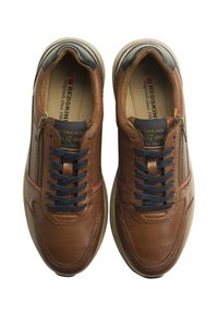 Baskets en cuir marron avec une finition texturée, lacets bleu marine et une fermeture éclair sur le côté. Présentent des accents rouges et une semelle intérieure rembourrée beige.