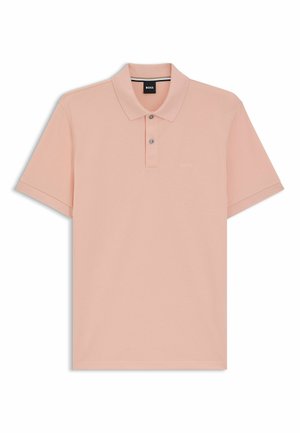 Koszulka polo w jasnoróżowym kolorze, wykonana z miękkiej bawełny, z kołnierzykiem, krótkimi rękawami i zapięciem na trzy guziki. Subtelne logo marki na klatce piersiowej.