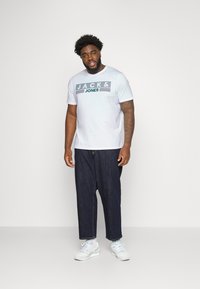 Jack & Jones JJECORP LOGO TEE O NECK - T-shirts med print - bright white