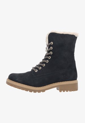 Granatowe zamszowe botki za kostkę z futerkiem, białymi sznurowadłami i brązową gumową podeszwą. Posiadają teksturowaną powierzchnię i szczegóły przeszyć.