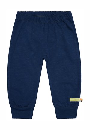 Marineblaue Baumwollhose mit einem breiten elastischen Bund, schmal zulaufenden Knöcheln und einem kleinen, mehrfarbigen Logolabel an der Seite. Glatte Textur.
