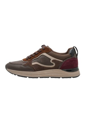 Brun og beige herresneaker med snørebånd, teksturerede paneler og en burgundy hæltang på en sort gummisål.