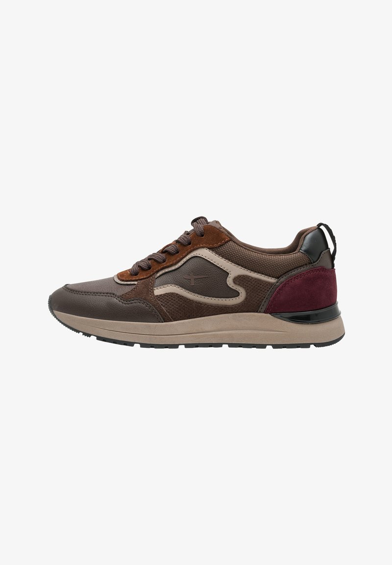 Baskets pour homme marron et beige avec fermeture à lacets, panneaux texturés et un accent bordeaux au talon sur une semelle en caoutchouc noire.