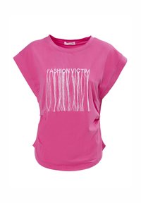 Lyserød kortærmet T-shirt lavet af bomuld, med et hvidt "FASHION VICTIM" grafisk tryk med frayed kanter, rund halsudskæring og afslappet pasform.