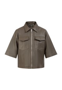 Giacca corta in pelle marrone con maniche corte, colletto, zip frontale e due tasche sul petto. Texture liscia con un design strutturato.
