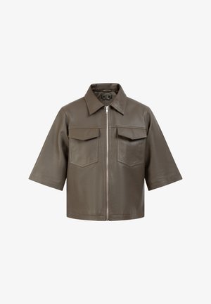 Barna bőr rövid ujjú dzseki, gallérral, elöl cipzárral és két mellzsebbel. Simább textúrájú, strukturált dizájnnal.