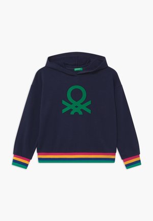 Granatowa bluza z kapturem z zielonym logo na piersi oraz wielokolorowymi paskami na mankietach i dole w kolorach zielonym, żółtym, pomarańczowym, czerwonym i niebieskim.