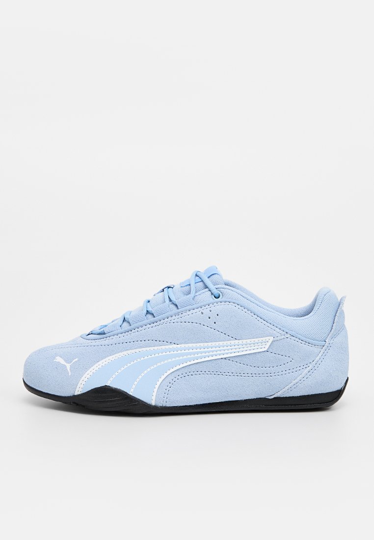 Chaussure de sport en suede bleu clair avec un profil bas, logo et accents blancs, semelle en caoutchouc noir plate, et design à lacets traditionnel.