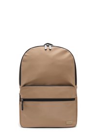 Sac à dos en nylon beige de forme arrondie, avec une poche zippée à l'avant, des accents noir mat et des accessoires en argent sur les double zips.