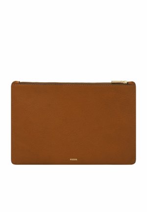 Portefeuille en cuir brun avec une texture lisse. Forme rectangulaire, doté d'une fermeture zippée et du logo en relief "Fossil" en doré en bas.