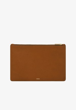 Portefeuille en cuir brun avec une texture lisse. Forme rectangulaire, doté d'une fermeture zippée et du logo en relief "Fossil" en doré en bas.