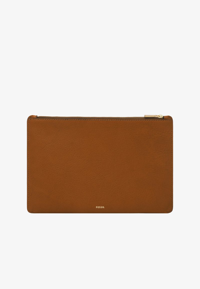 Brązowy skórzany portfel o gładkiej fakturze. Prostokątny kształt, z zamknięciem na zamek błyskawiczny i tłoczonym złotym logo "Fossil" na dole.