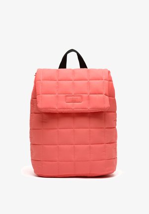 Mochila coral acolchada con cierre de solapa, correas negras ajustables y textura de tela. Presenta patrones cuadrados y un logo minimalista.