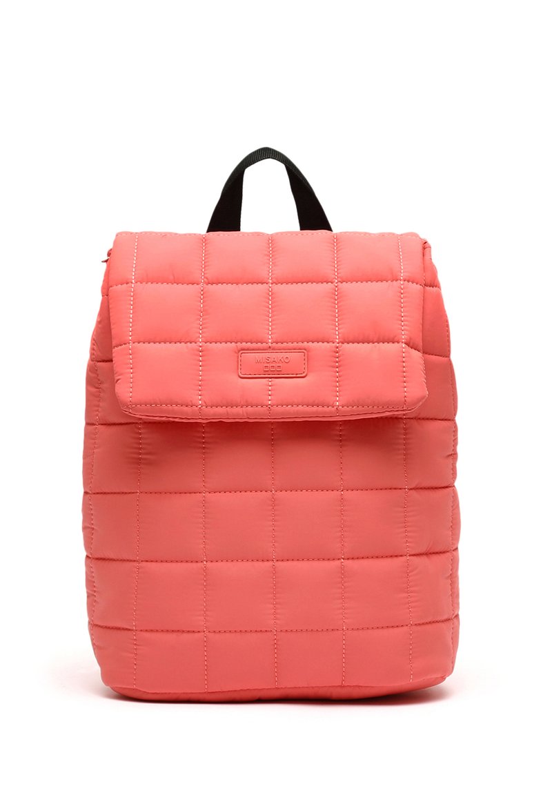 Korálový prešívaný batoh s klapkou, nastaviteľnými čiernymi popruhmi a textúrou látky. Obsahuje štvorcové vzory a minimalistické logo.