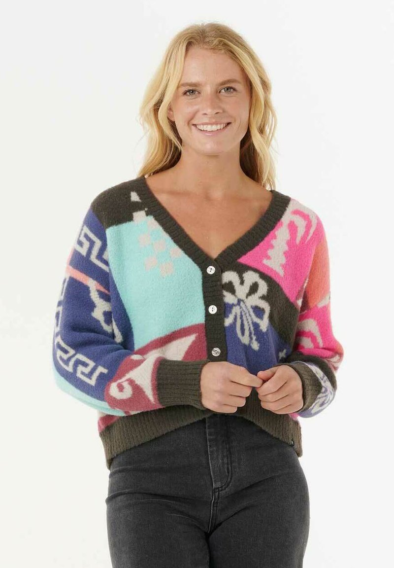 Bunt gestrickte Strickjacke mit geometrischen Mustern in Pink, Blau und Lila, einem dunkelgrünen gerippten Saum und fünf weißen Knöpfen.