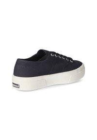 Sneaker in tela blu navy con profilo basso, punta rotonda, suola in gomma bianca e occhielli in argento. Presenta lati testurizzati e un logo sul tallone.