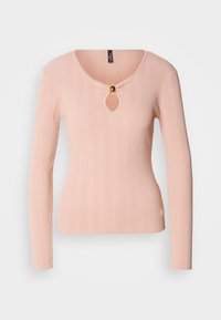 Top de manga larga acanalado en rosa suave con escote en forma de ojo de llave y botón dorado de acento. Diseño ajustado con textura suave.