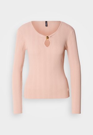 Ribbet långärmad topp i mjuk rosa med nyckelhålsutskärning och gyllene accentknapp. Figurformad design med slät textur.