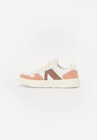 Witte sneaker met roze en bruine suède accenten, een chunky zool en een geometrisch ontwerp op de zijkant. Veters zijn beige.