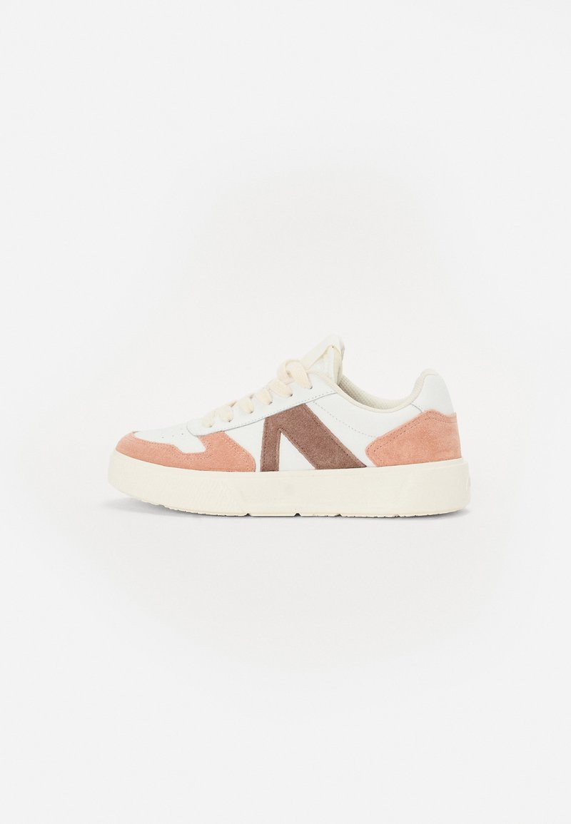 Witte sneaker met roze en bruine suède accenten, een chunky zool en een geometrisch ontwerp op de zijkant. Veters zijn beige.