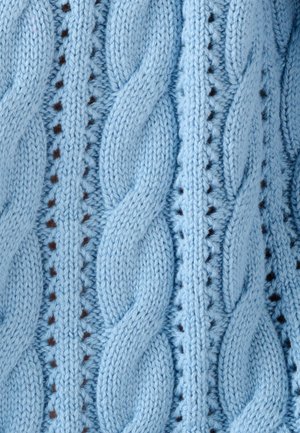 Tejido azul claro de punto con cables trenzados gruesos alternados y filas de pequeños orificios calados en patrones verticales.