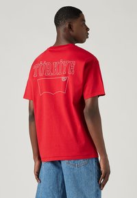 Levi's® FOOTBALL FAN TEE UNISEX - Marškinėliai su spaudiniu - jester red