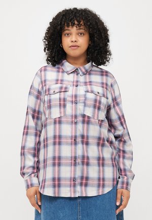 Camicia a scacchi con motivo rosa, blu e bianco; maniche lunghe, colletto, chiusura con bottoni sul davanti, due taschini sul petto, vestibilità comoda, texture liscia.