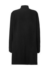 Langer schwarzer Mantel mit hohem Kragen, strukturierter Form, klaren Linien und ohne sichtbare Verschlüsse oder Taschen. Glatte Textur.