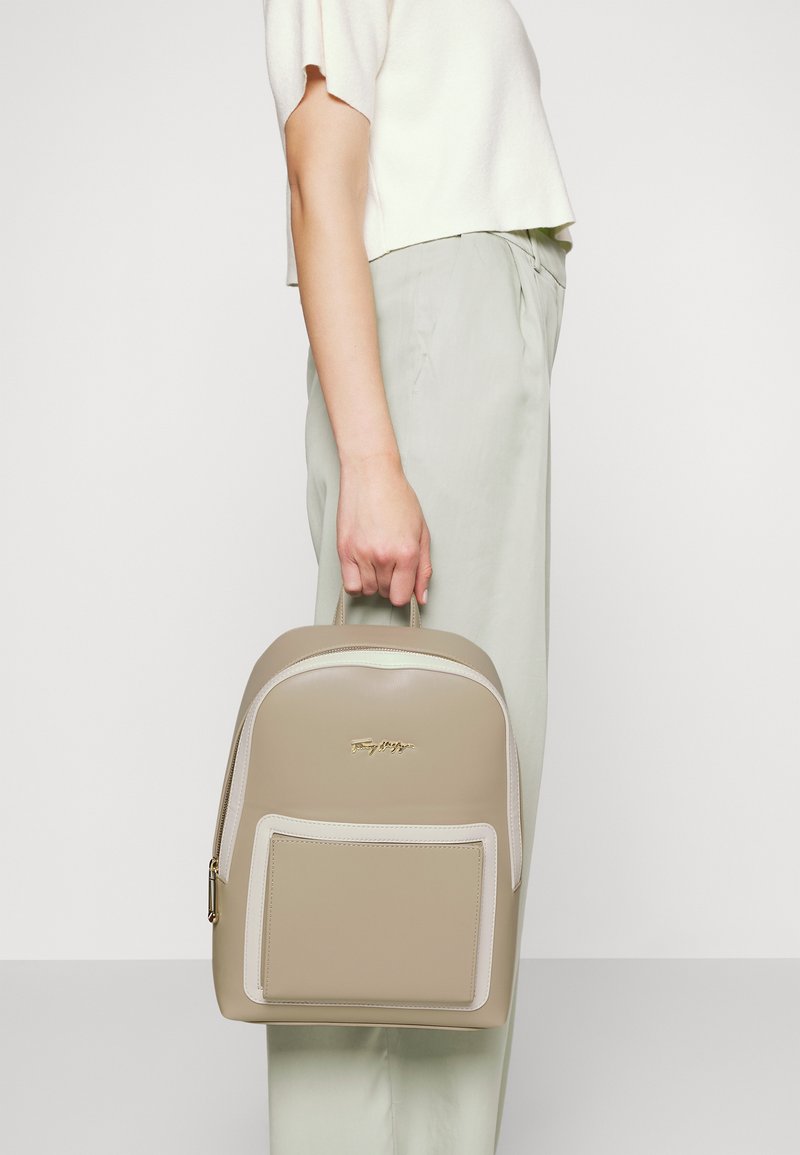Tommy Hilfiger ICONIC BACKPACK Tagesrucksack beige Zalando.at