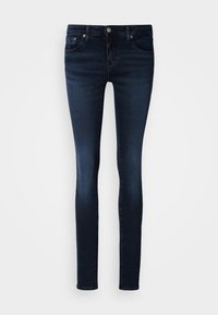 Tmavomodré priliehavé rifle z denimu s dizajnom na päť vreciek, očkami na opasok a zapínaním na gombík. Hladká textúra s jemným šitím.