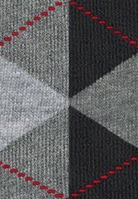 Tissu en tricot gris présentant des motifs géométriques en losange de gris clair, gris foncé et noir, accentués par des surpiqures rouges.