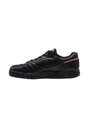Basket en cuir noir avec une surface lisse, des détails perforés, une semelle plate et une bande d'accent rouge et blanche sur le dessus.