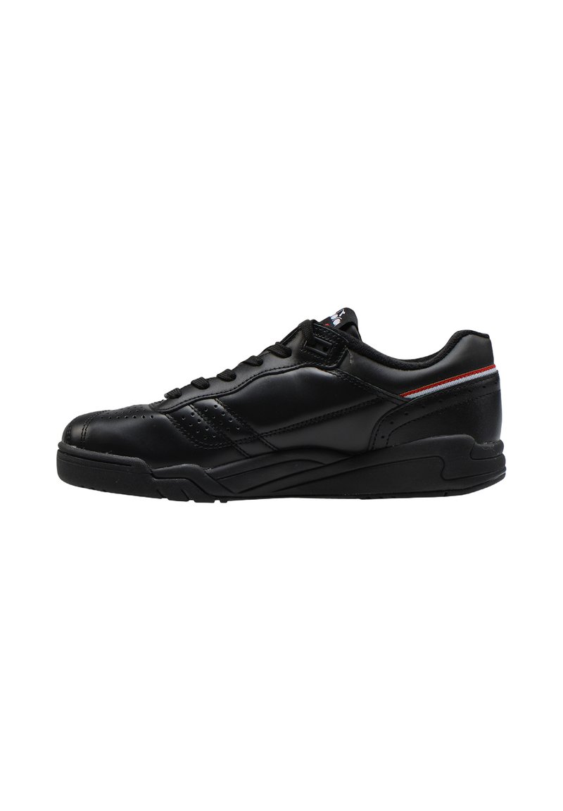 Sneaker in pelle nera con una superficie liscia, dettagli perforati, suola piatta e una striscia di accento rossa e bianca sulla parte superiore.