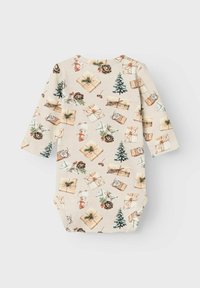 Långärmad babybodysuit i beige med ett festligt mönster av paket, kottar och träd, tillverkad av mjukt, texturerat bomullstyg.
