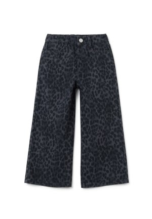 Donkergrijze wijde broek met zwart luipaardpatroon, met een knoop aan de voorkant, riemlussen en zakken, weergegeven op een witte achtergrond.