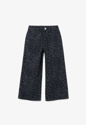 Pantalones de pierna ancha en gris oscuro con un patrón de leopardo negro, con botón en la parte frontal, lazos para cinturón y bolsillos, mostrados sobre un fondo blanco.