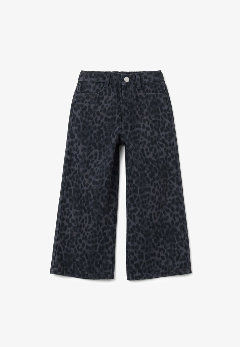 Donkergrijze wijde broek met zwart luipaardpatroon, met een knoop aan de voorkant, riemlussen en zakken, weergegeven op een witte achtergrond.