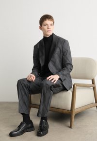 HUGO KRIS TEAGAN - Kostiumas - grey