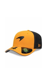Czarna i pomarańczowa czapka bejsbolowa z wygięnym daszkiem, z czarnym logo z przodu, siatkowym tyłem i zieloną metką marki po boku.