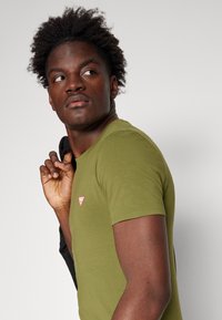 Guess CORE TEE - T-shirts - green stone