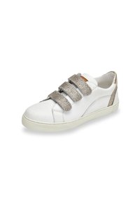 Sneaker en cuir blanc avec trois bandes Velcro scintillantes argentées, bout arrondi et semelle en caoutchouc texturée. Accents métalliques au niveau du talon.