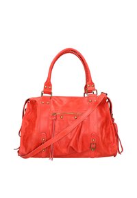 Borsa a mano in pelle rossa con doppi manici, tracolla regolabile, tasca frontale con zip, borchie decorative e texture plissettata.