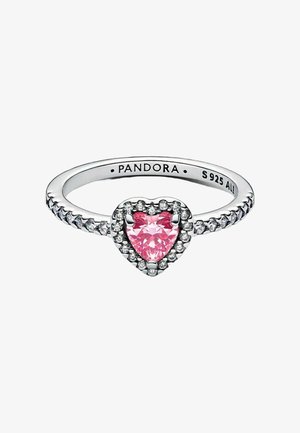 Anello in argento con zirconia cubica rosa a forma di cuore, circondato da piccole pietre chiare, con "PANDORA" inciso all'interno della fascia.