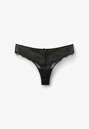 Tanga de encaje negro con patrón floral, bordes festoneados y un pequeño lazo de satén en la parte posterior. Tela suave con una textura transparente.