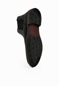 Sort læderankelstøvle med en glat overdel, elastiske sidepaneler og en tekstureret gummisål med et slidmønster.