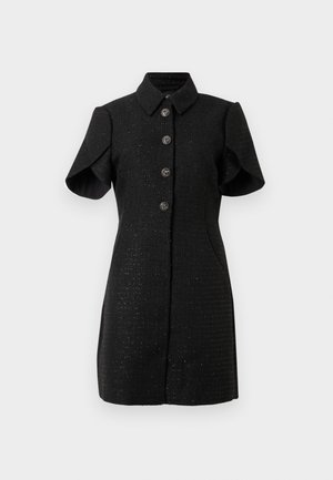 Zwart textuur kortom dress met kraag en vier decoratieve zilveren knopen aan de voorkant, een getailleerde taille en uitlopende mouwen.
