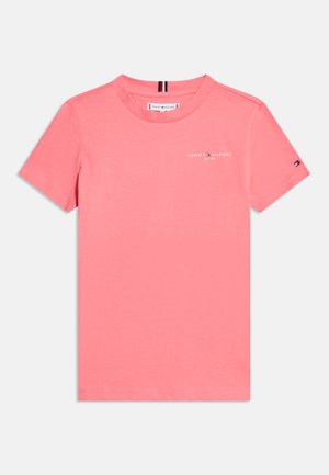 Różowy bawełniany T-shirt z krótkim rękawem, z małym białym logo Tommy Hilfiger na piersi oraz flagą z logo na lewym rękawie.