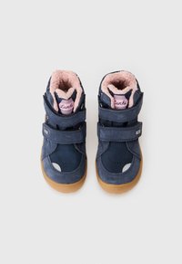 Marineblaue Kinderstiefel mit zwei Klettverschlüssen, flauschigem rosa Innenfutter, Wildleder-Oberfläche und Gummisohlen für guten Halt.