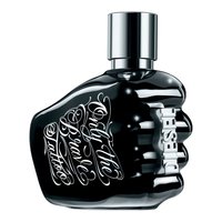 Bouteille en verre noir en forme de poing avec un bouchon en argent brillant. Présente une inscription en blanc "Only the Brave Tattoo" et le mot "DIESEL" en relief.