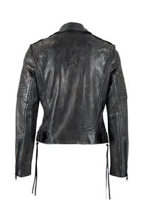 Schwarze Leder-Motorradjacke mit einem taillierten Design, das Sternenmuster auf dem Rücken, gerippte Akzente an den Schultern und seitliche Schnürdetails aufweist.